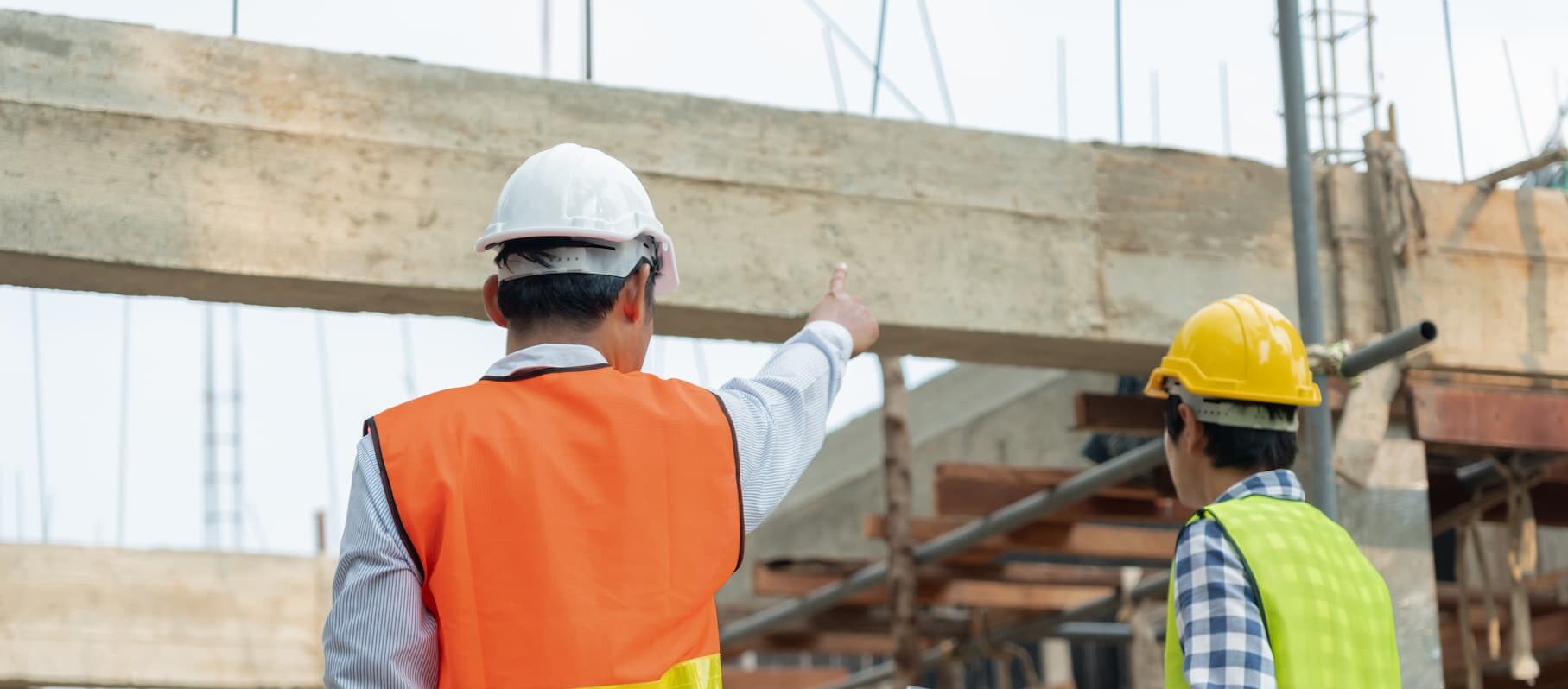 Photo homme qui pointe du doigt un chantier